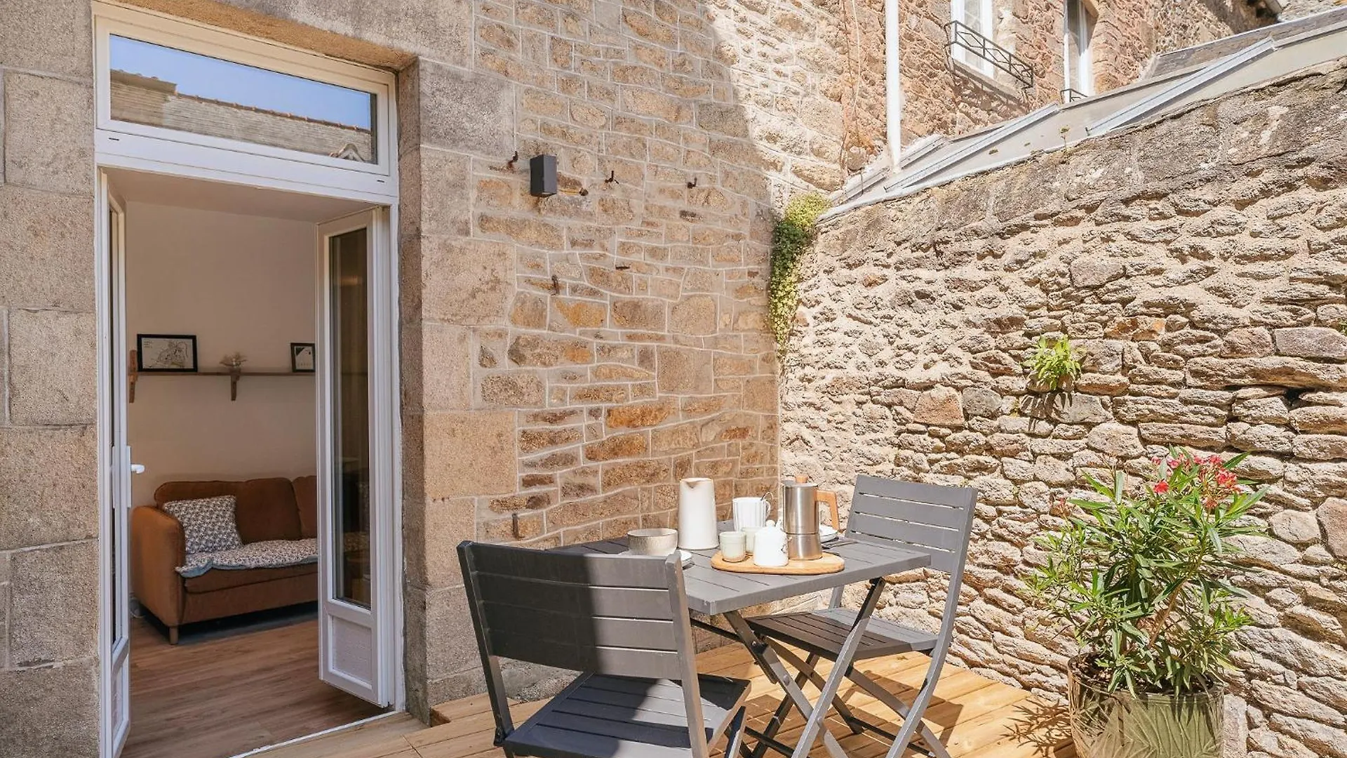 Le Patio - Une Cours Interieur Au Coeur Du Vieux Dinan 0*,